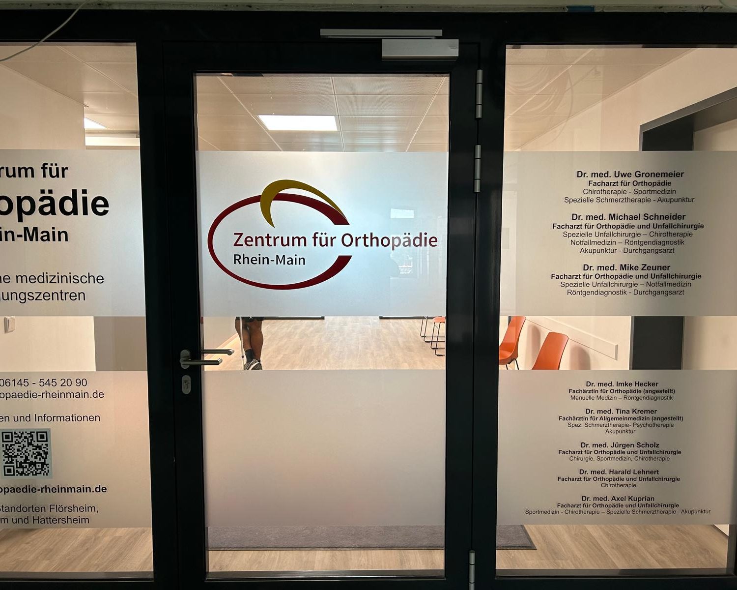 Praxis Flörsheim: Tür zur Praxis