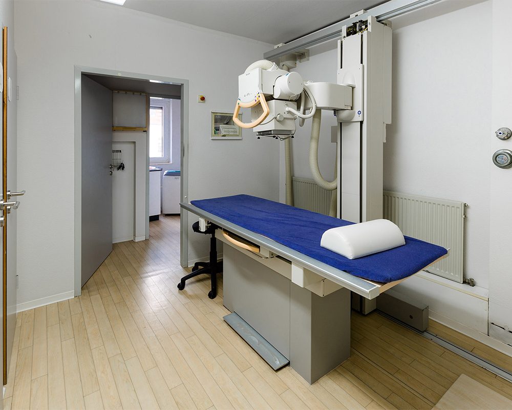 Praxis Hattersheim: Behandlungszimmer mit Liege