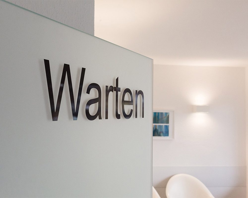 Praxis Hofheim: Tür zum Wartezimmer